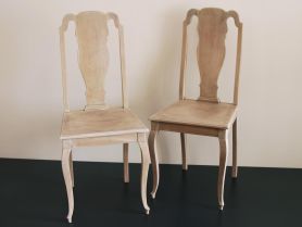 <b>2 Stühle lasiert</b> / Nr. 13-0416<br>Massivholz Eiche, B 43, T 48, H 98, SH 46 cm, CHF 280/Stk </p>