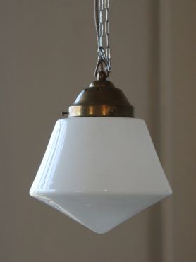 <b>Opal-Glas Lampe</b> / in sehr gutem, funktionsfähigen original Zustand, Fassung Messing mit Opalglas Lampenschirm, Hersteller unbekannt evtl. BAG Turgi, ø 28, H 30 cm,  CHF 380</p>