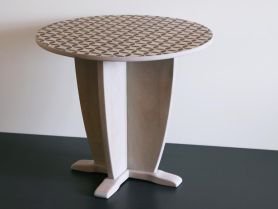 <b>Ausgestellt und zu kaufen im uniQart in Nidau: Tisch Aurora</b> / Nr. 13-1127<br>Massivholz furniert, Ø 70, H 62 cm</p>