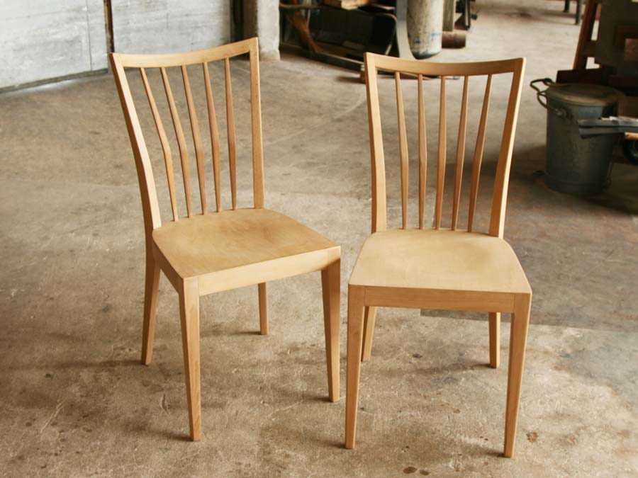 <b>2 Stühle geschliffen</b> / Nr. 15-V10<br>Massivholz, Ausführung nach Wunsch</p>